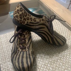 Flat animal print casual shoes
